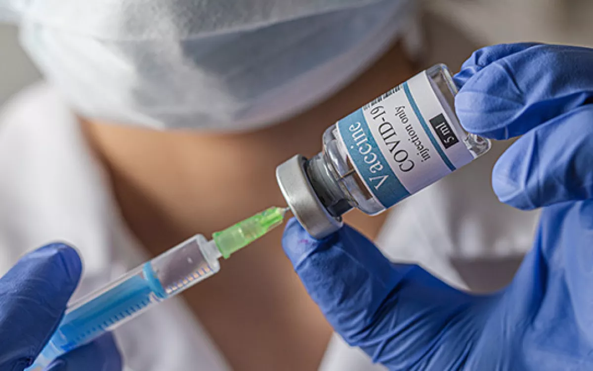 Ocho de cada diez españoles aseguran que se vacunarían del coronavirus si eso ayudase a proteger a sus mayores 