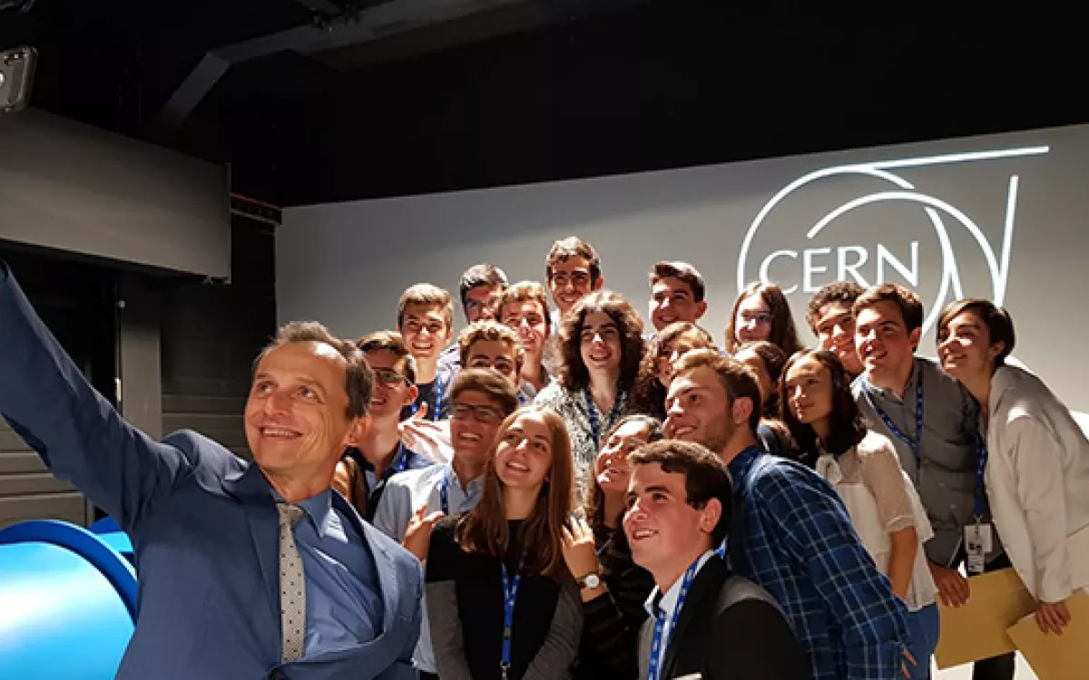 Pedro Duque entrega los diplomas a 24 estudiantes que realizan una estancia en el CERN