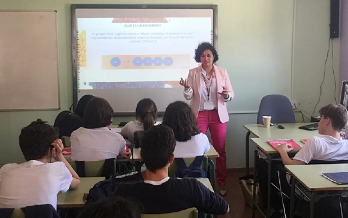 “Ciencia en el aula” desvela la “magia” de la ciencia detrás de la creación de los materiales