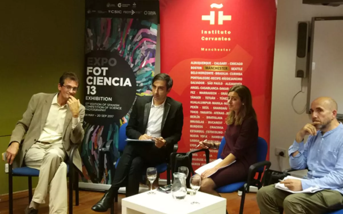 Debate sobre cultura científica y las crisis en Mánchester