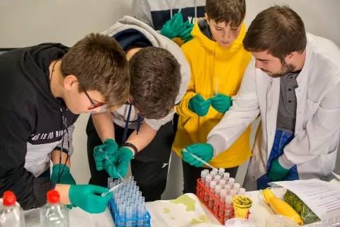 El centro en oncología GENYO recibe a los estudiantes ganadores de la 3ª edición del certamen “Conoce a un cientific@”