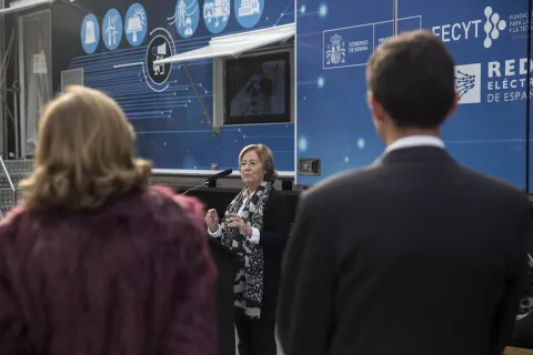 La Secretaria de Estado de I+D+i visita el camión científico Movilab en Alcobendas