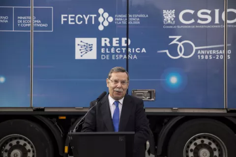 La Secretaria de Estado de I+D+i visita el camión científico Movilab en Alcobendas