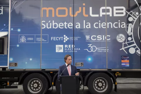 La Secretaria de Estado de I+D+i visita el camión científico Movilab en Alcobendas