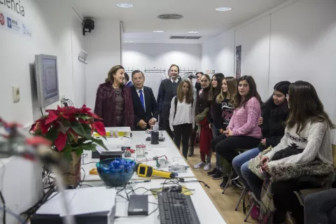 La Secretaria de Estado de I+D+i visita el camión científico Movilab en Alcobendas