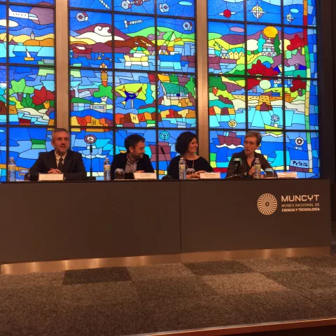 Una neurona gigante se instala en el MUNCYT de A Coruña