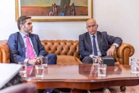 FECYT firma un acuerdo con la Agencia Uruguaya de Cooperación internacional para promover la ciencia y la innovación entre la población