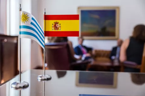 FECYT firma un acuerdo con la Agencia Uruguaya de Cooperación internacional para promover la ciencia y la innovación entre la población
