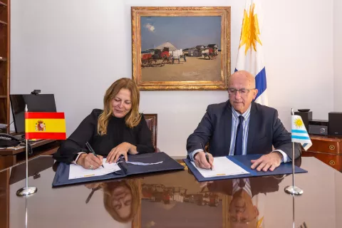 FECYT firma un acuerdo con la Agencia Uruguaya de Cooperación internacional para promover la ciencia y la innovación entre la población