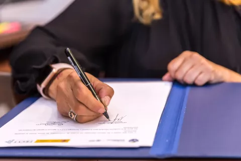 FECYT firma un acuerdo con la Agencia Uruguaya de Cooperación internacional para promover la ciencia y la innovación entre la población