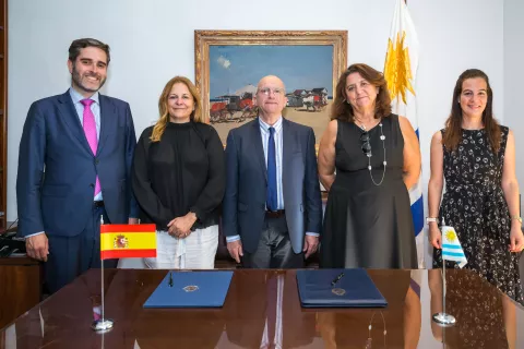 FECYT firma un acuerdo con la Agencia Uruguaya de Cooperación internacional para promover la ciencia y la innovación entre la población