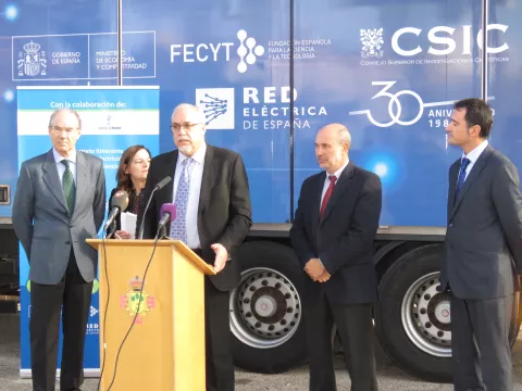 Movilab, el laboratorio científico sobre ruedas, llega a Manzanares