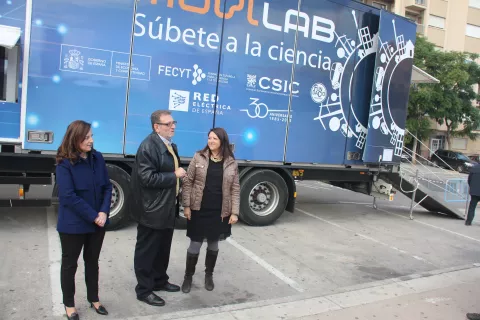 Movilab, el laboratorio científico sobre ruedas, llega a Torrent