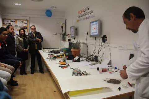 Movilab, el laboratorio científico sobre ruedas, llega a Torrent