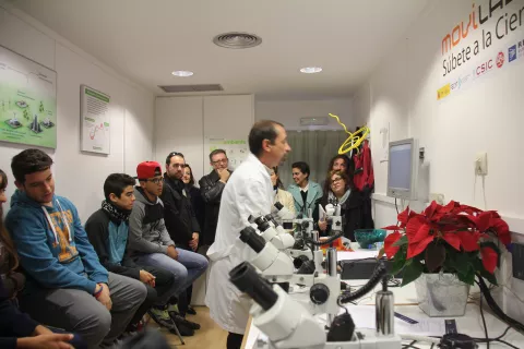 Movilab, el laboratorio científico sobre ruedas, llega a Torrent