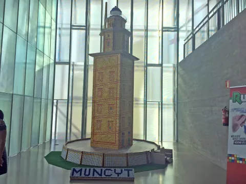 El MUNCYT de A Coruña presenta una réplica de la Torre de Hércules con 7.000 cubos de Rubik