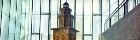 El MUNCYT de A Coruña presenta una réplica de la Torre de Hércules con 7.000 cubos de Rubik
