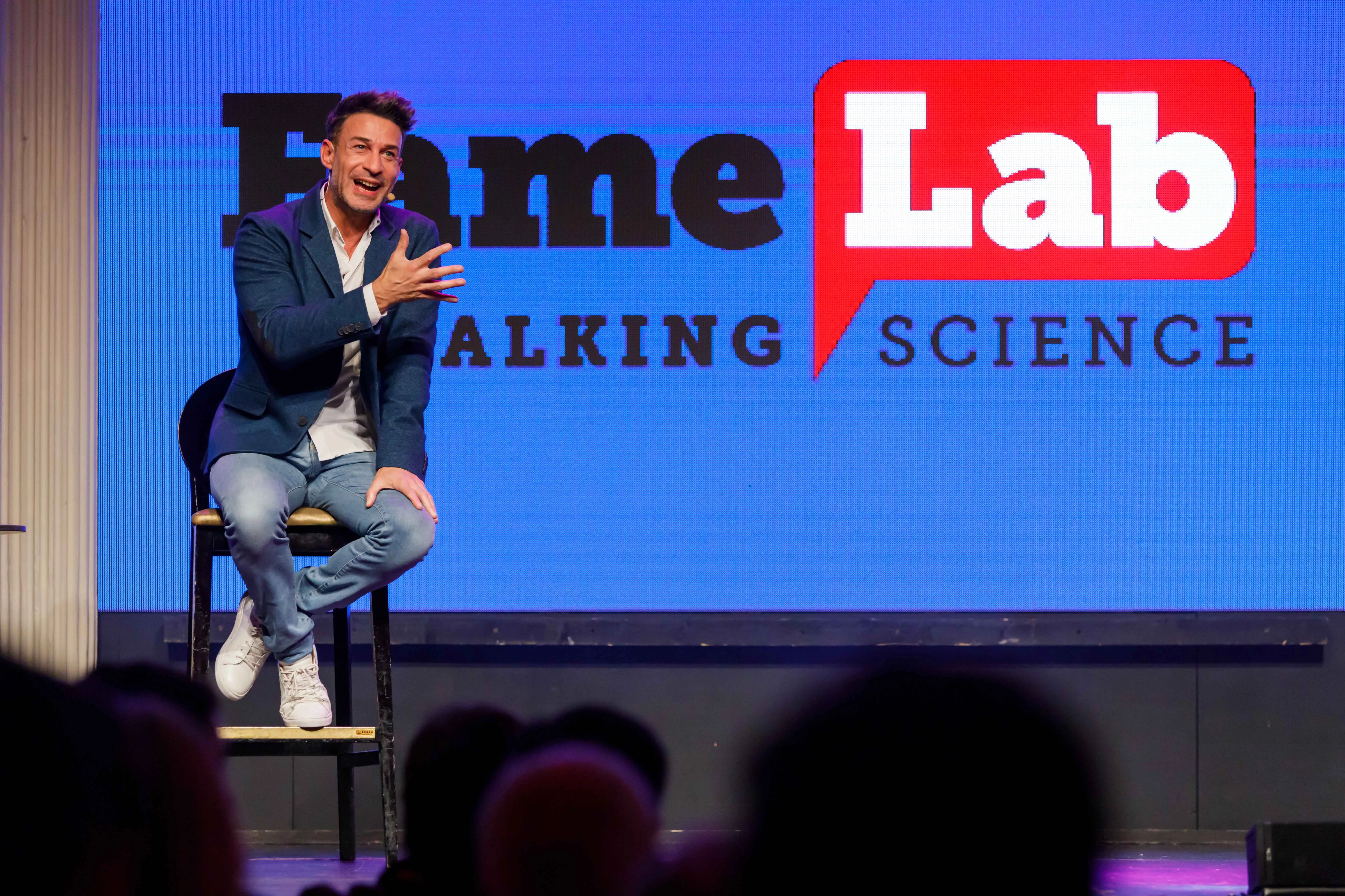 El físico Iñaki Echeverría representará a España en la final internacional de monólogos científicos FameLab 