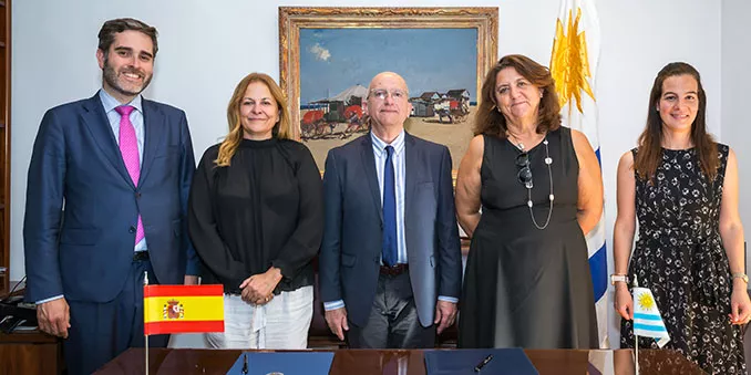 FECYT firma un acuerdo con la Agencia Uruguaya de Cooperación internacional para promover la ciencia y la innovación entre la población