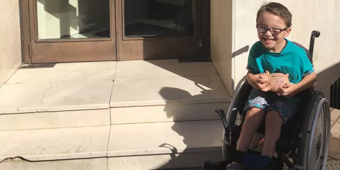 Iker, de 5 años y con parálisis cerebral, dona sus ahorros a la investigación de otro niño con enfermedad rara