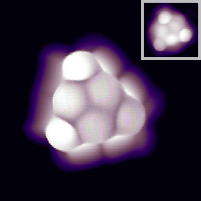 Es una imagen real de 21 átomos de carbono, con un nitrógeno central que aporta un electrón extra. El resultado es esta nanométrica estructura (literalmente la imagen tiene un nanómetro de lado), que hospeda uno de estos electrones desapareados.